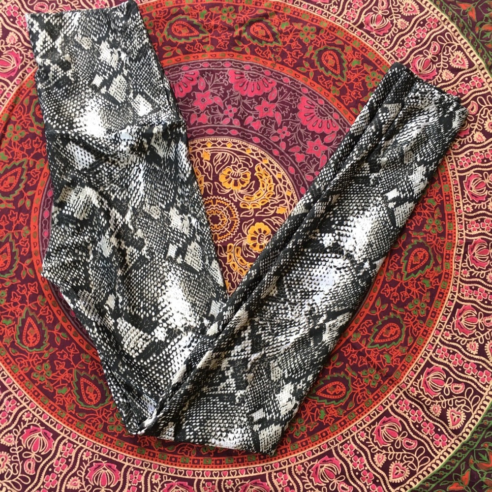 Emily Hsu leggings adorable snake print! 🐍